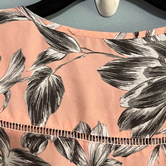 SELLING BANANA REPUBLIC TOP FLORAL COLOR SHORT SLEEVE SIZE BIG SMALL PRE- OWNED - Picture 8 of 12